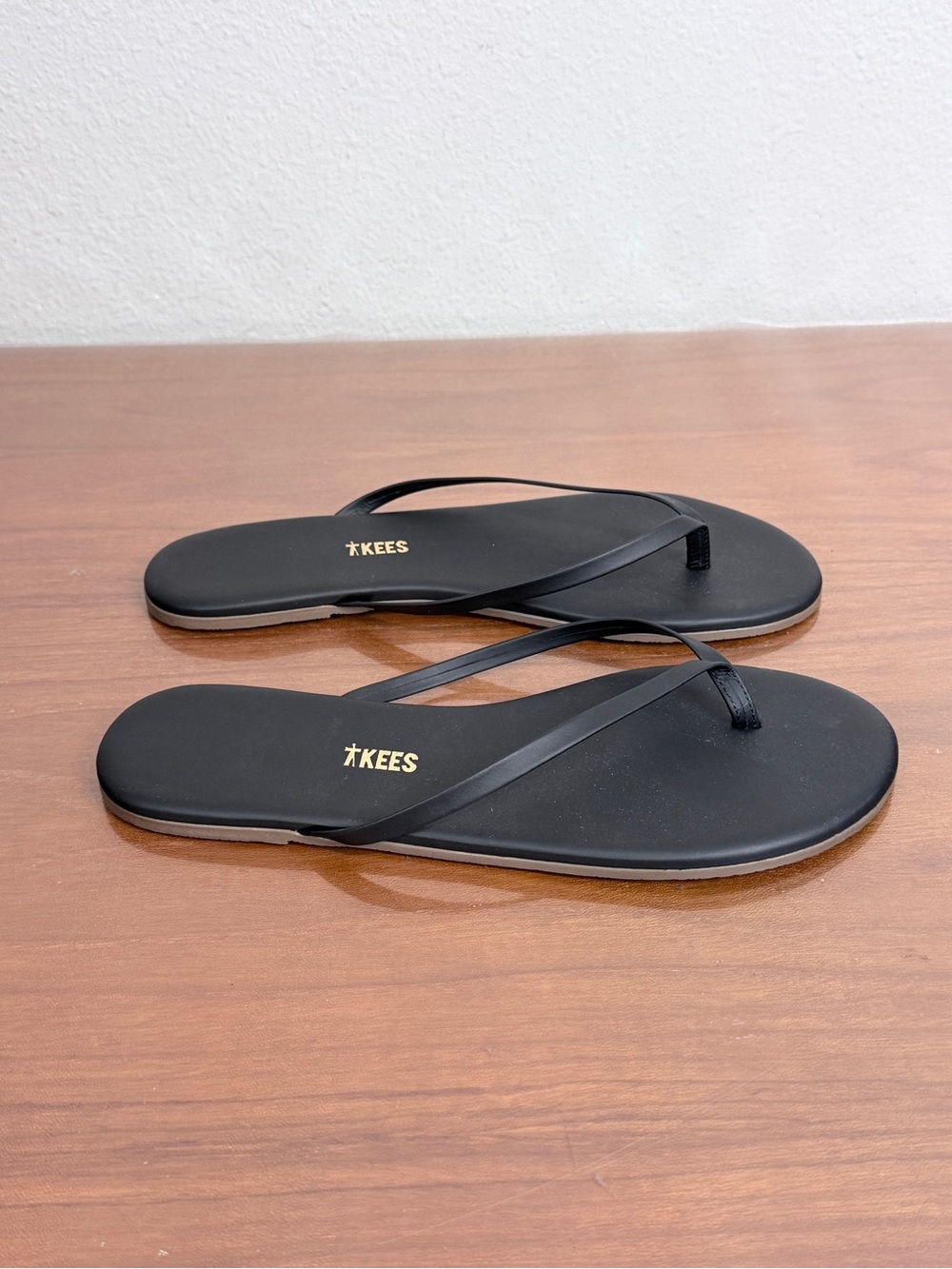 TKEES Minimalist Black Leather Thin-Strap Flip Flops 10 NWOT